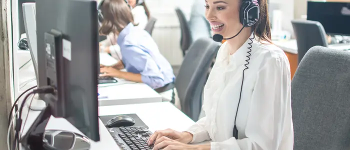 personas en evento o capacitacion con portátiles alquiladas