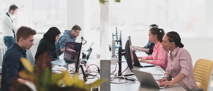 blog-productividad-asegurada-renting-tecnologico personas en evento o capacitacion con portátiles alquiladas