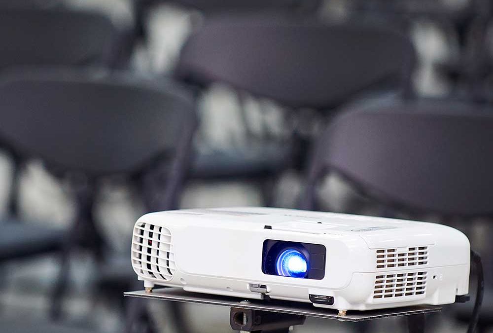 ¿Qué se debe tener en cuenta al elegir un Video Beam?