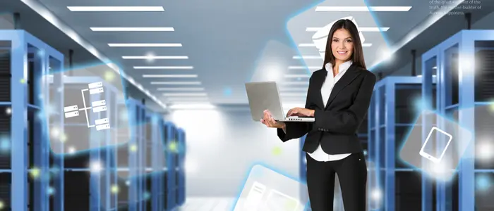 Alquiler-de-equipos-para-eventos-rentasistemas Mujer con tecnología alrededor