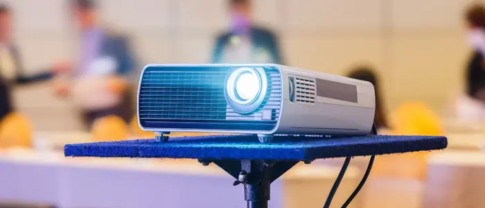 Como-elegir-un-video-beam-Rentasistemas-interna Videobeam en una mesa en eventos