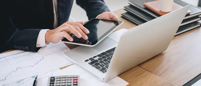 persona utilizando portátiles en empresas