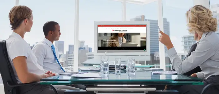 blog-Comparación-renting-leasing-y-compra-de-equipos-de-cómputo-para-empresas Comparación entre renting, leasing y compra de equipos de cómputo para empresas, mostrada en una pantalla digital durante una reunión corporativa