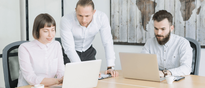 blog-alquiler-computadores-eventos-rentasistemas_ppal_vf personas en evento o capacitacion con portátiles alquiladas