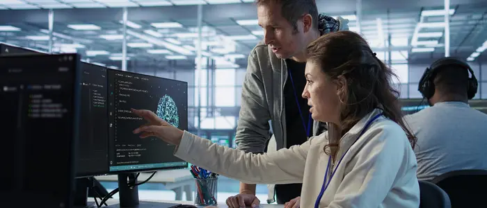  Equipo técnico evaluando infraestructura tecnológica ante una falla operativa en empresa