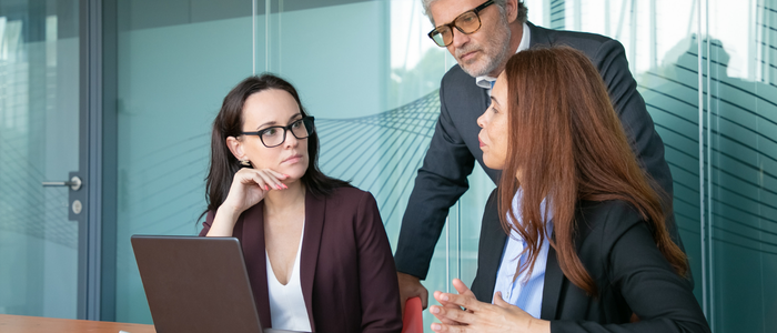 Equipos de cómputo para empresas en entorno de trabajo corporativo